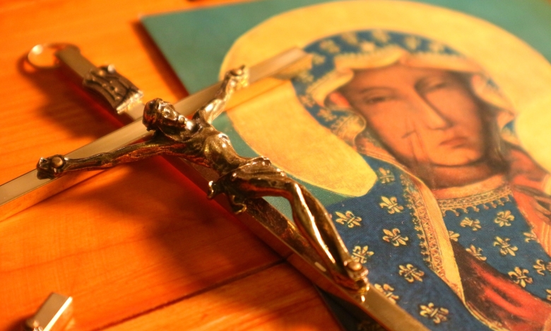 Иисус на Кресте, икона Богородицы, фото