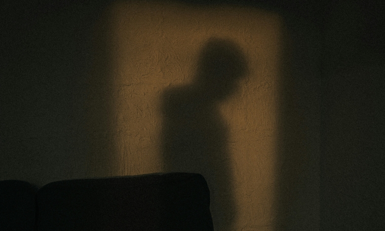 Тень мужчины на стене фото