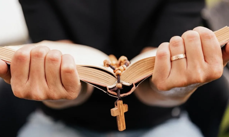 Жінка читає Біблію, фото