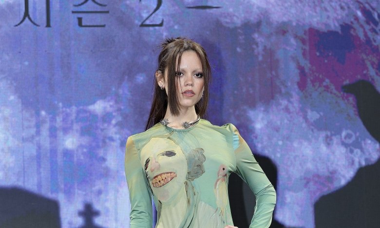 Дженна Ортега показала, с чем носить черную юбку