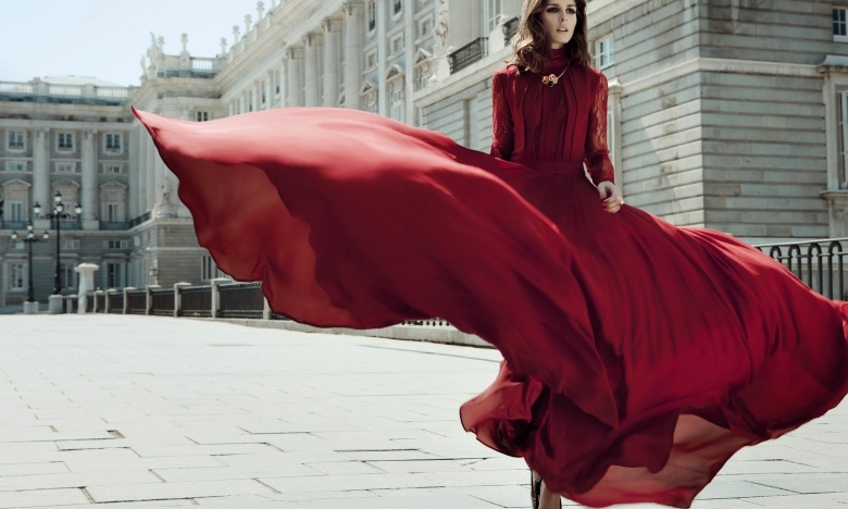 На фото жінка у червоній сукні