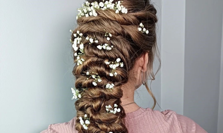 Заплетенная коса в цветы, фото