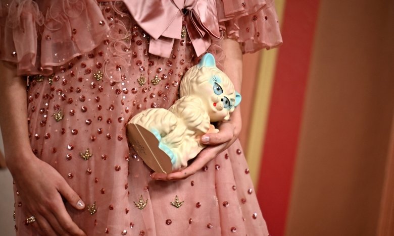 Модные сумки 2025 — аксессуар от Valentino в виде кота