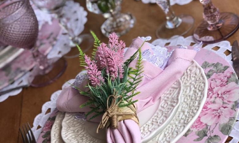 Сервированный стол в розовых цветах.