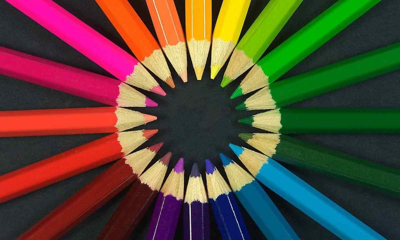 На фото різноколірні олівці