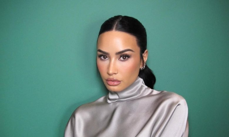 Деми Ловато показала, с чем носить модное вязаное платье летом 2025 года