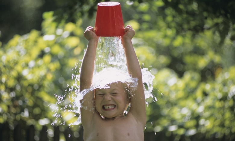 Ребенок обливается водой, фото