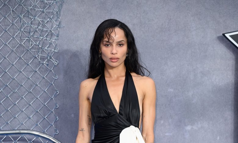 Зои Кравиц показала, с чем носить черное платье