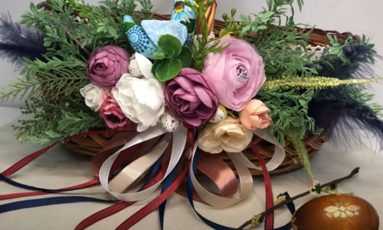 Великодній кошик зі стрічками та квітами, фото