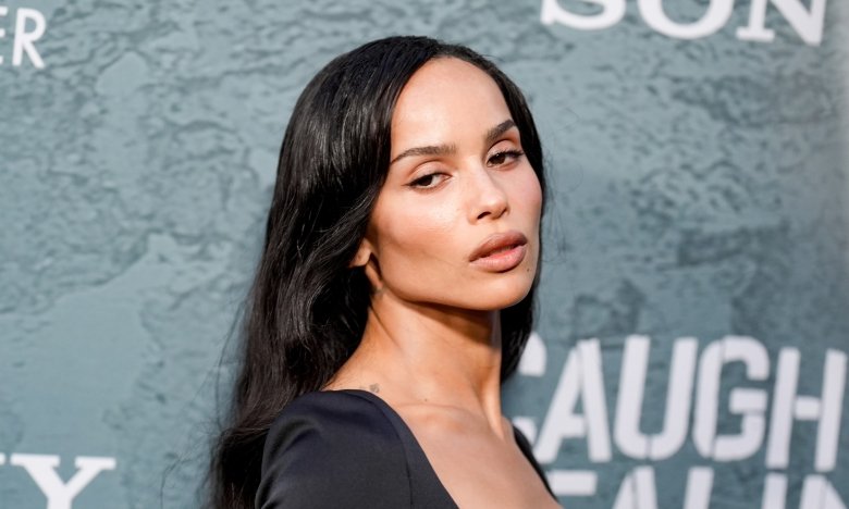 Зои Кравиц показала, с чем носить топ черного цвета