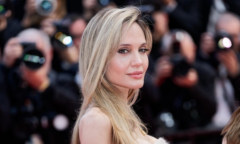 Анджелина Джоли показала, с чем носить деловой костюм