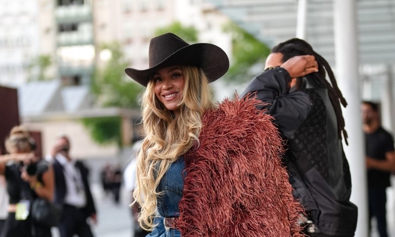 Бейонсе показала, как стилизовать белый костюм с брюками