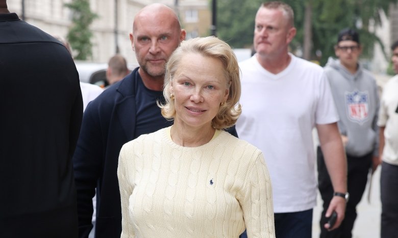 Памела Андерсон показала, с чем носить вещи в масляно-желтом цвете