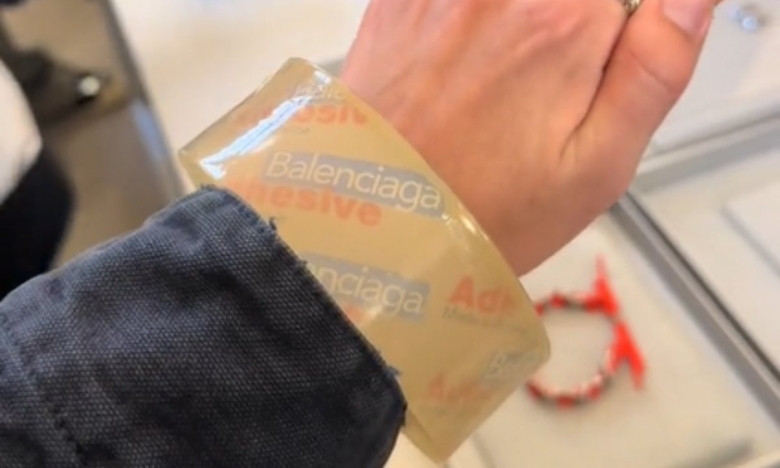 Balenciaga создала браслет, который выглядит как скотч