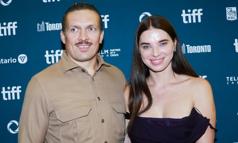 Александр с женой Екатериной на кинопремьере