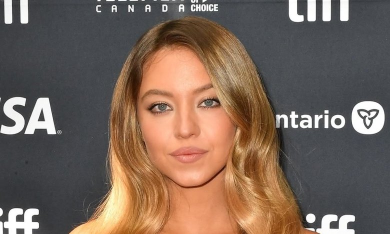 Делала ли Сидни Свиньи пластические операции: мнение хирурга о ее носе и асимметрии глаз