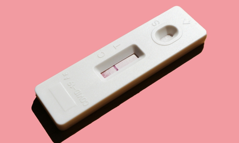 тест на вагітність на рожевий фон фото