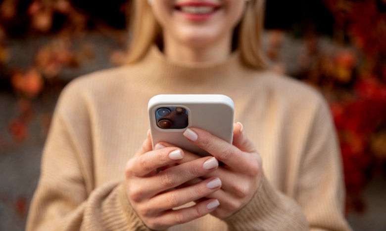 Смартфон у руках користувача