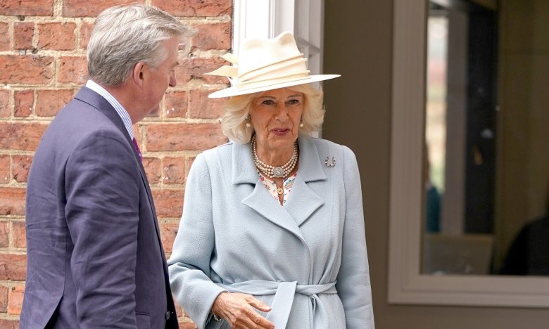 Королева Камилла показала, с чем носить пальто в 2025 году