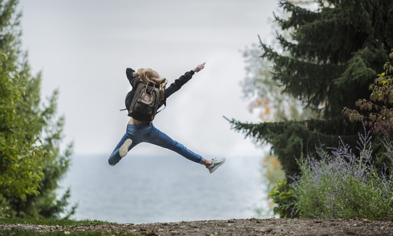 Щаслива жінка стрибає, фото