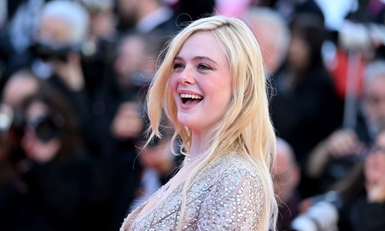 Ель Феннінг показалася у сукні з глибоким декольте - нові фото акторки