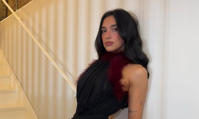 Дуа Ліпа показалася у трендовій джинсовій куртці - з чим її носити