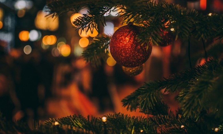 Классический рождественский декор в красно-зеленой палитре