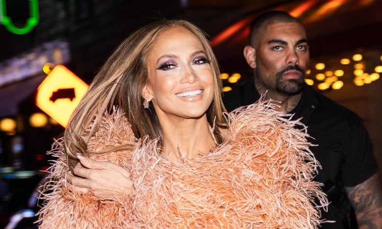 Дженніфер Лопес показалася у сукні-комбінації - з чим носити цю річ