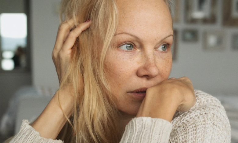 Аккуратная и ухоженная женщина.