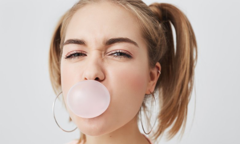 Забудьте про 7 років у шлунку: неочікувані факти про жувальну гумку та її користь