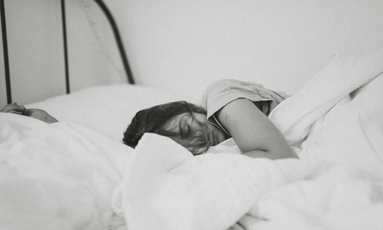 Женщина в постели черно-белое фото