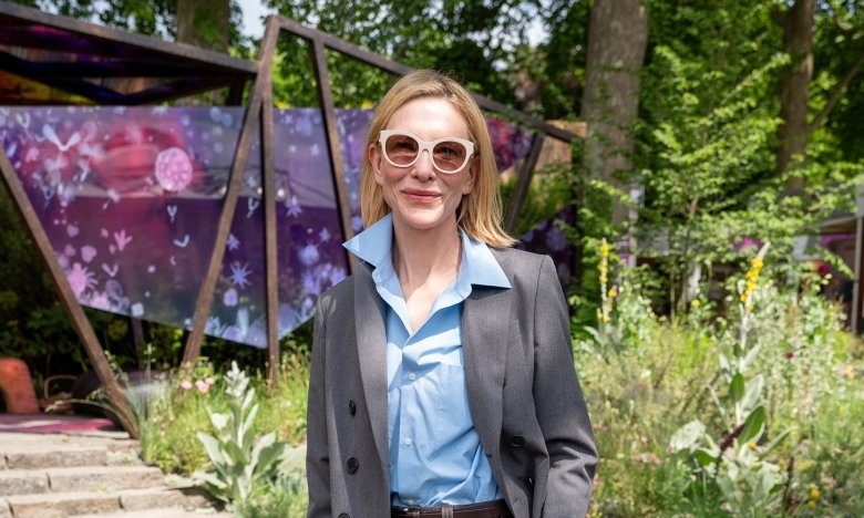 Кейт Бланшетт показалась в голубой рубашке – с чем ее сочетать