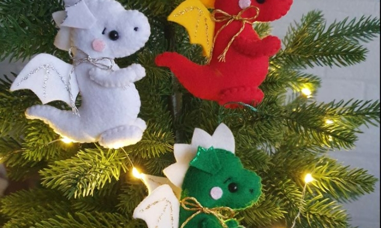Украшаем новогоднюю елку сделанными своими руками мягкими игрушками из фетра