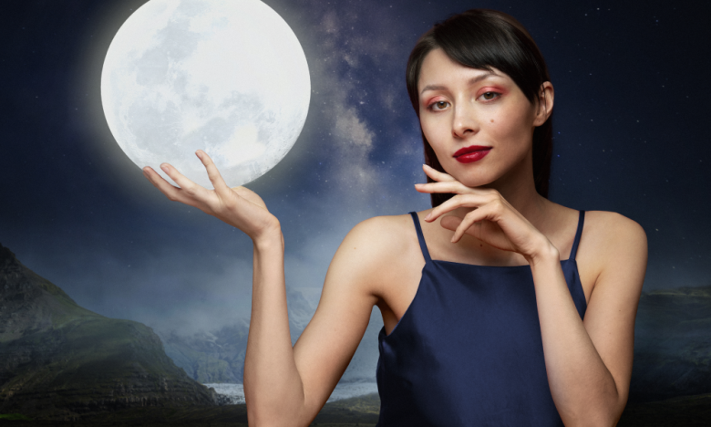 Женщина держит Луну, картинка