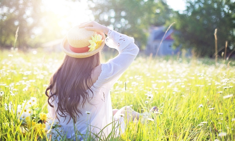 Девушка посреди весеннего поля, фото
