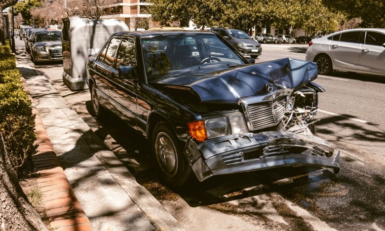 Водитель после ДТП на дорогу