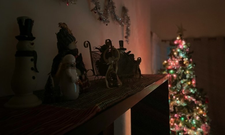 Новорічний декор квартири з ялинкою, свічками та гірляндами