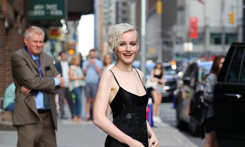 Джулія Гарнер показала, з чим носити чорну сукню