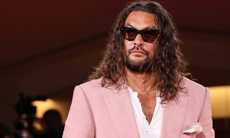 Джейсон Момоа на красной дорожке в Венеции с педикюром