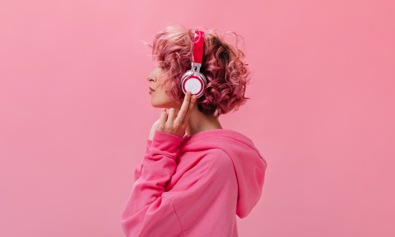 Дівчина слухає музику в навушниках, фото