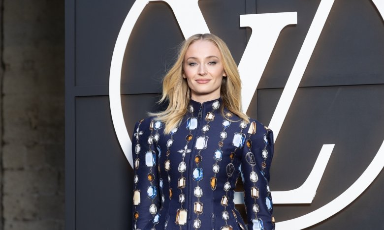 Софи Тернер показалась в платье с анималистическим принтом