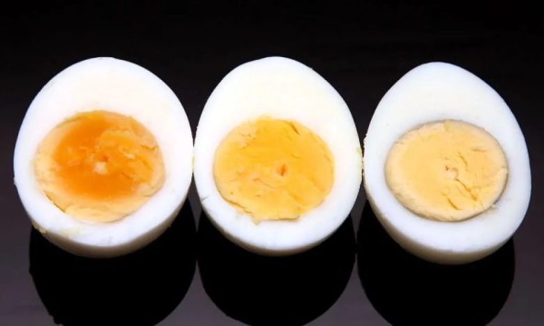 Вареные яйца и цвет желтков.
