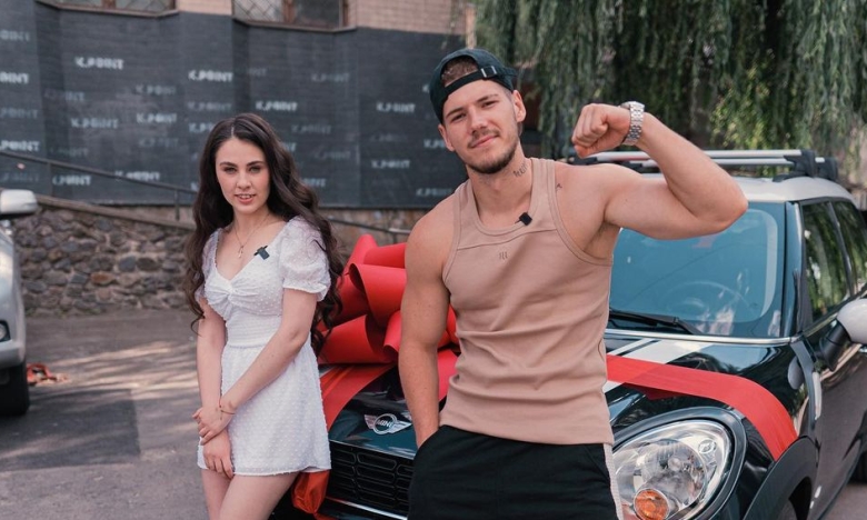 Александр Волошин подарил машину девушке.