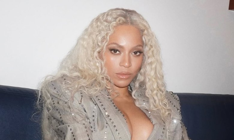 Бейонсе показалася у сукні-блейзері - з чим її носити