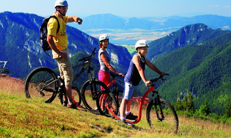 На фото туристы в горах на велосипедах