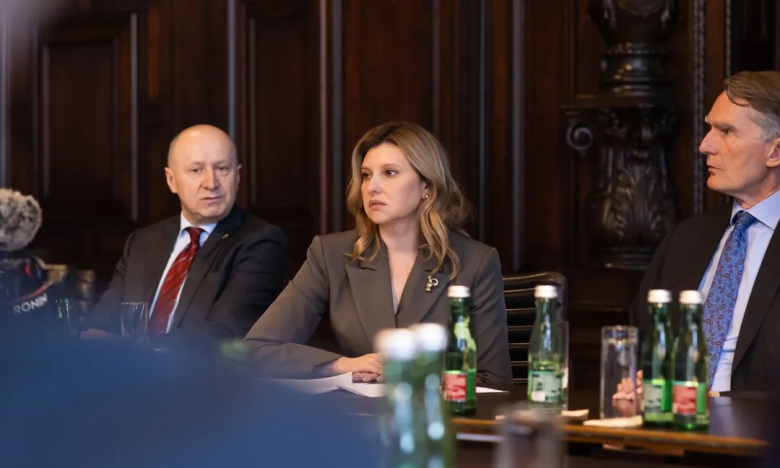 Елена Зеленская показалась в костюме оттенка капучино - с чем она его сочетала