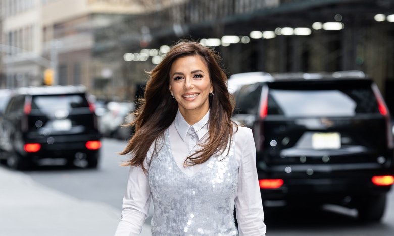 Єва Лонгорія показала, як стилізувати білу сорочку