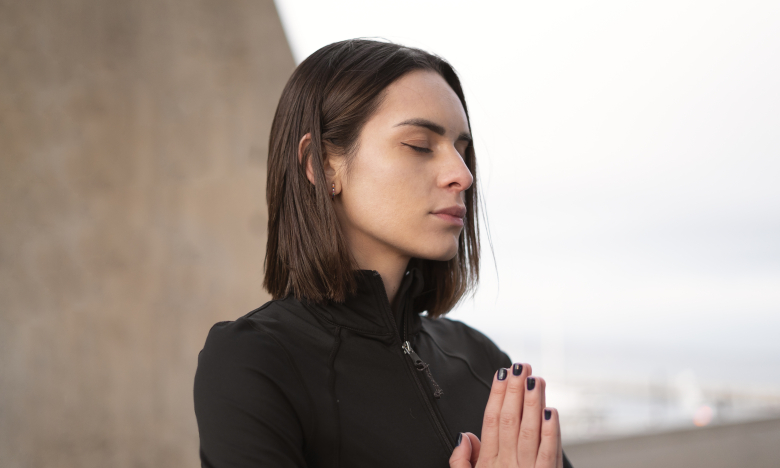 Женщина молится, фото