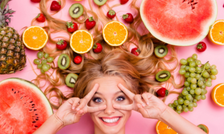 На фото жінка з фруктами