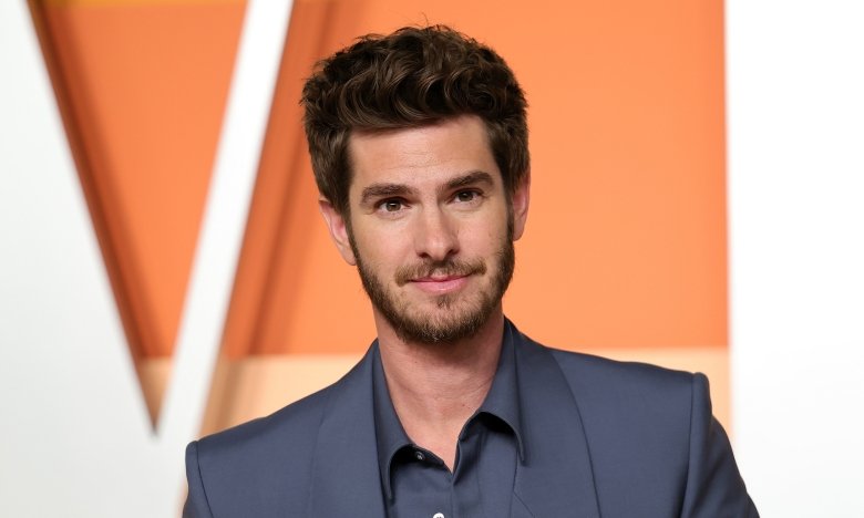 Эндрю Гарфилд и Моника Барбаро на прогулке — свежие фото пары